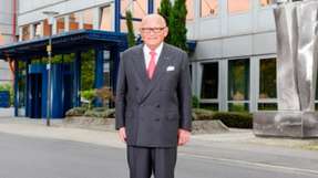 Der Jubilar und sein Unternehmen: Prof. Dr. Dulger vor der Prominent-Firmenzentrale in Heidelberg.