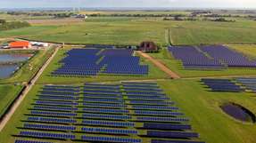 Solarfeld auf Pellworm: Die Nordseeinsel erfüllt bereits heute den Anteil an erneuerbaren Energiequellen im Gesamt-Energiemix nach dem Energiekonzept 2050. 
