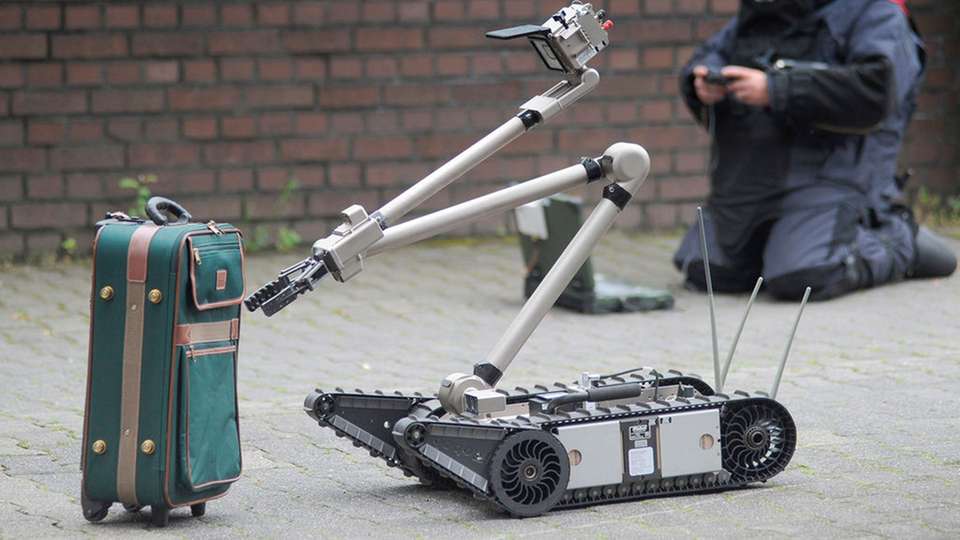 Der ferngelenkte Roboter macht das Untersuchen von Kofferbomben sicherer.