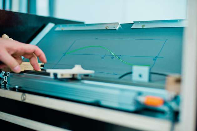 Ein Exponat erklärt das Prinzip der Harmonielehre über ein Monochord: Eine Halbwelle stellt dabei die Grundschwingung dar. Halbiert man die Saite, verdoppelt sich die Frequenz und das Instrument spielt eine Oktave höher. Ein Laserstrahl visualisiert den Effekt und zeichnet die Oktave als Welle.