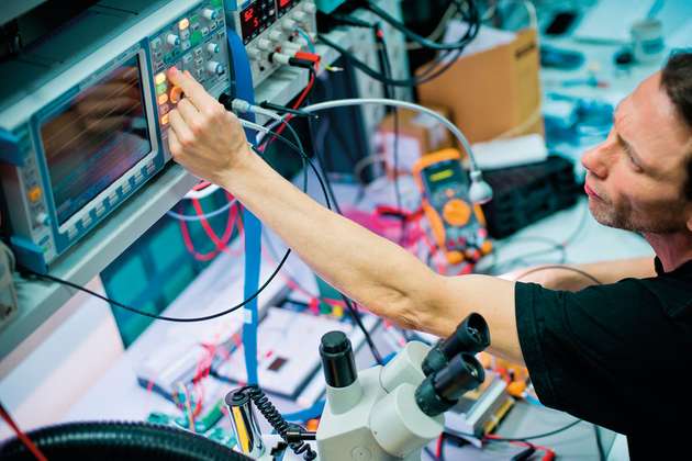 Holger Wiegel, Mitarbeiter im Elektroniklabor des Deutschen Museums, fand bei seiner Arbeit vor allem den tiefen Speicher des Oszilloskops nützlich.