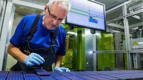 Produktion einer Solarzelle. Laut dem  Fraunhofer Institut für Solare Energiesysteme erreichte die beste gemessene Solarzelle einen Wirkungsgrad von exakt 22,04 Prozent.