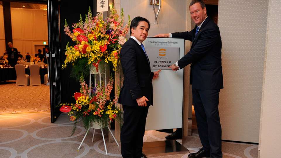 Blicken voller Stolz auf 30 Jahre Harting Japan zurück: Vorstandsvorsitzender Philip Harting (rechts) und Managing Director Kenji Nogata.
