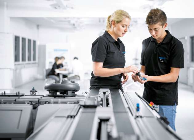 Trainingseinheiten finden in der Lernfabrik an konkreten Maschinen statt.