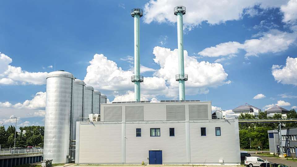 Blockheizkraftwerk mit Wärmespeicher: Nach dem Prinzip der Kraft-Wärme-Kopplung werden hier Strom und Nutzwärme gleichzeitig in einem Prozess erzeugt.