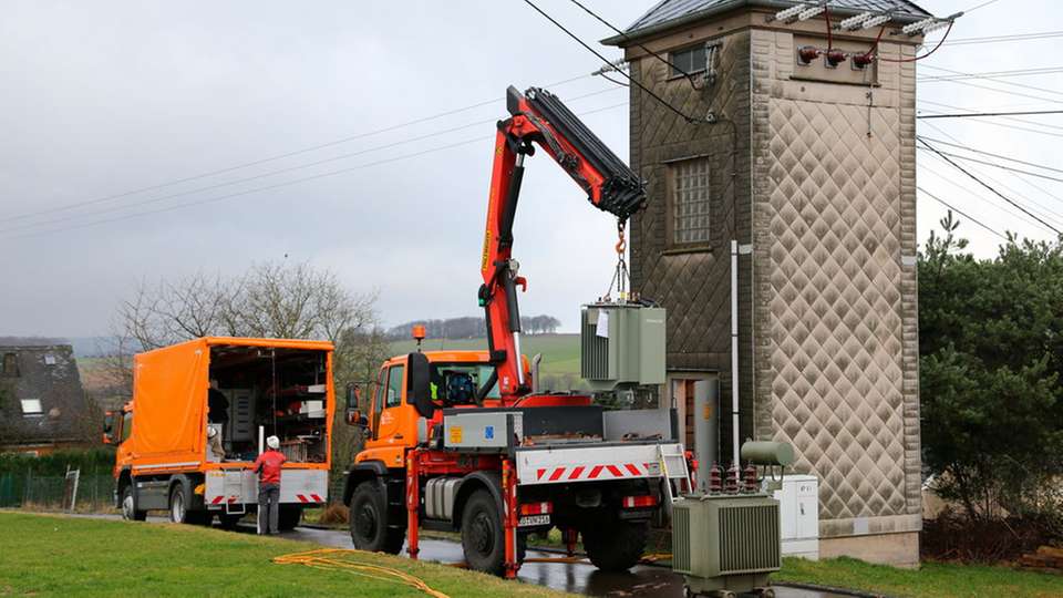 Austausch eines Ortsnetztrafos: Der ausgediente Ortsnetztransformator (unten rechts im Bild) wurde gegen einen modernen, regelbaren Trafo ausgetauscht.