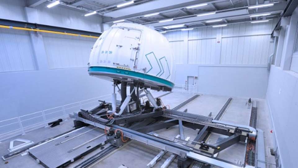 Aerodynamik erfahren: Im Stuttgarter Fahrsimulator mit Acht-Achsen-Bewegungssystem und Simulatorkuppel kann ein komplettes Fahrzeug simuliert werden, das Seitenwind ausgesetzt ist.
