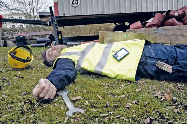 Gefahrenerkennung per Namensschild: Die Technik im Anhänger bemerkt, wenn ein Arbeiter über längere Zeit regungslos liegt und löst einen Totmannalarm aus.