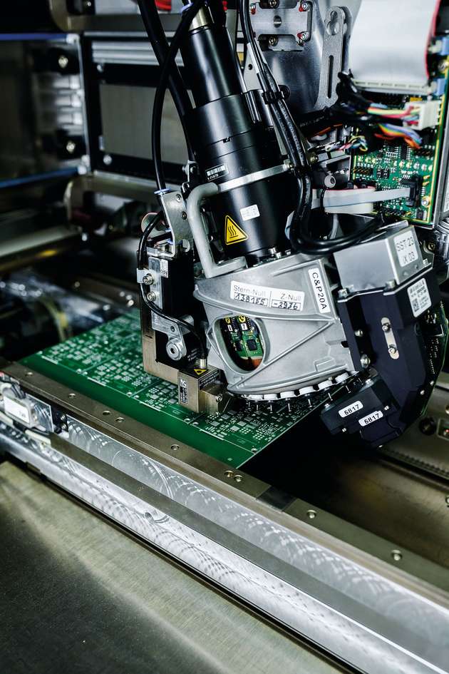 Eine moderne Embedded-Fertigung in Deutschland sorgt nicht nur für Flexibilität und kurze Wege sondern auch für einen günstigen Preis.