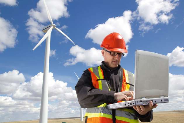 Prüfingenieure können eine Test­automatisierung mit spezieller Software nutzen, um die Ausfallzeiten von Windkraftanlagen zu minimieren.