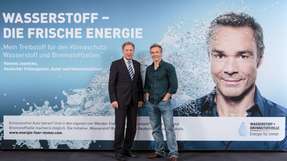 Norbert Barthle, Staatssekretär im Bundesverkehrsministerium (li.) und Hannes Jaenicke beim Start der Kampagne "Wasserstoff Brennstoffzelle Deutschland". 