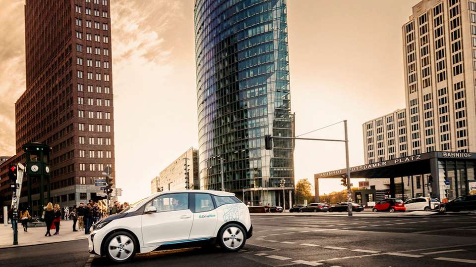 Potsdamer Platz: 140 rein elektrisch angetriebene Carsharing-Fahrzeuge wie den BMWi3 bietet Drive Now in Berlin an.
