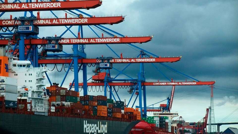 Hamburger Hafen: See- und Binnenhäfen in Deutschland sollen mit konkreten Maßnahmen gestärkt werden wie zum Beispiel der Digitalisierung der Hafenwirtschaft durch Auf- und Ausbau von Breitbandnetzen, Forschungs- und Technologieprogrammen. 