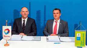 Dr. Willi Frantz, Geschäftsführer Total Raffinerie Mitteldeutschland, und Hermann Holme, Geschäftsführer der Bilfinger Maintenance, bei der Vertragsunterzeichnung.