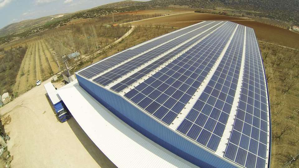 Solaranlage: Die Türkei verfügt über durchschnittlich 7,5 Sonnenstunden pro Tag. Damit ist die Ausbeute an Sonnenenergie sehr hoch, Anlagen zur Energiegewinnung amortisieren sich schnell. 