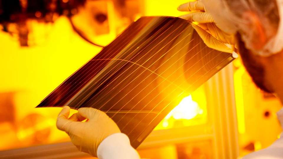 Organische Solarzelle: Eine Mehrfachsolarzelle, die Absorber für grünes, rotes oder nahinfrarotes Licht miteinander kombiniert. 