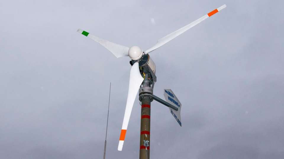 Diese Windturbine misst kontinuierlich Windgeschwindigkeit, Windrichtung, Energieertrag sowie Schallemission.