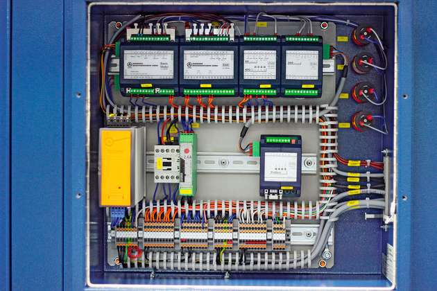 Der Hybrid-Motorstarter von Phoenix Contact (schmale, grüne Komponente in der Mitte) spart viel Platz im Schaltschrank ein.