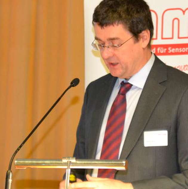 Der Vorsitzende des AMA-Wirtschaftsrates Andreas Schütze stellt die Bewerber des Innovationspreises vor.