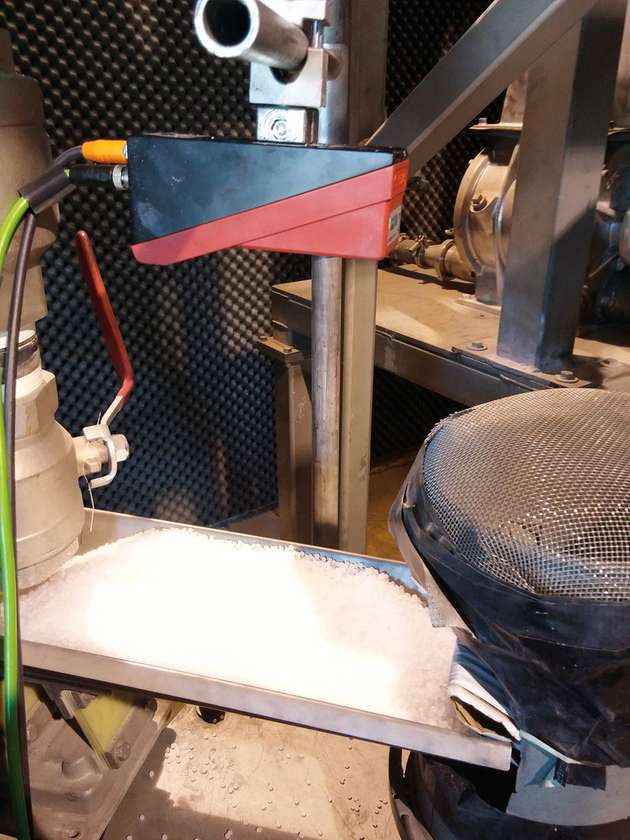 Oberhalb des Zulaufs befindet sich der Lichtschnittsensor LRS 36 von Leuze electronic zur Überwachung der Materialhöhe