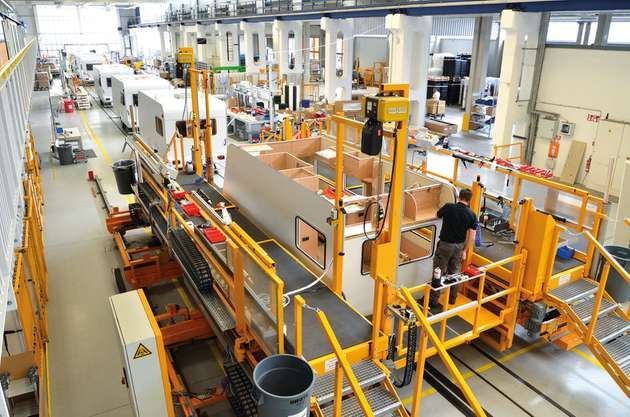 Wohnwagenproduktion bei Capron in Neustadt (Sachsen): Die Sperrholzplatten werden im Bearbeitungszentrum bei Capron durch Vakuum gespannt.