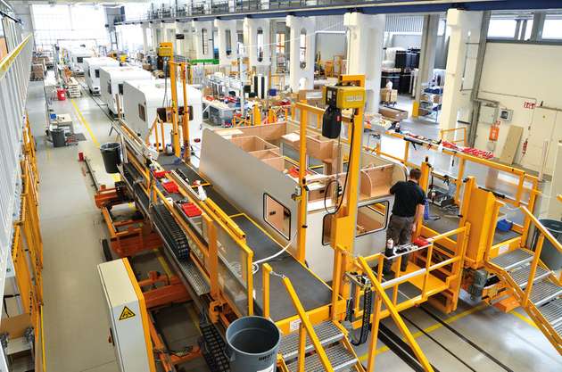 Wohnwagenproduktion bei Capron in Neustadt (Sachsen): Die Sperrholzplatten werden im Bearbeitungszentrum bei Capron durch Vakuum gespannt.