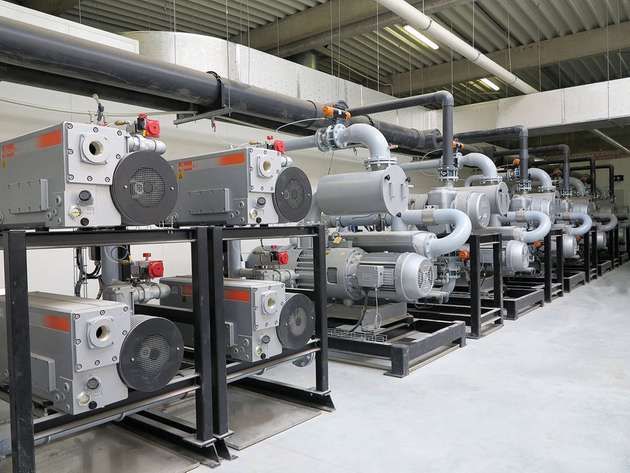 Vakuumzentralanlage mit Drehschieber-Vakuumpumpen als Basispumpen für die Versorgung von Vakuum-Verpackungsmaschinen bei einem Fleischwarenhersteller