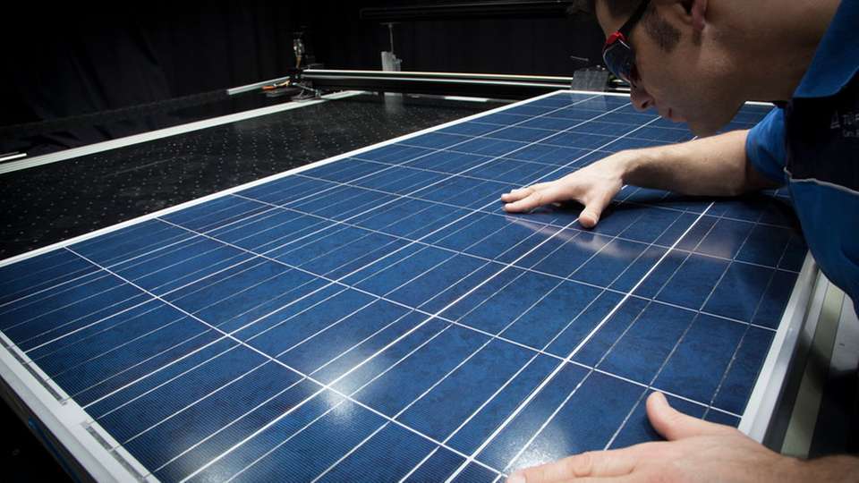 Sonnensimulator für Photovoltaik-Module: Die sichere Funktion der Komponenten spielt eine entscheidende Rolle bei der Akzeptanz und Verbreitung, aber auch für die Rendite von Solaranlagen.
