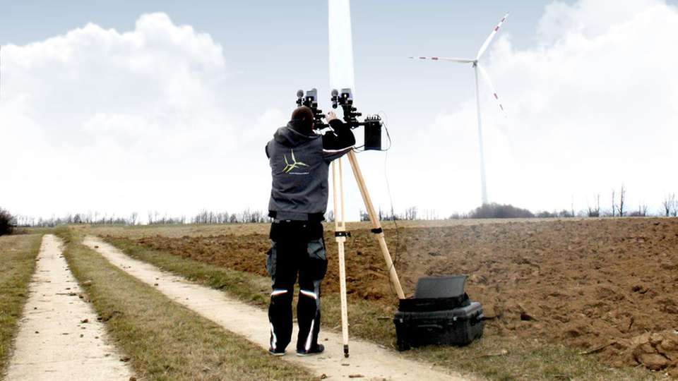 Vermessung: Teams der Windkraft Simonsfeld haben Rotorblätter von Windkraftwerken untersucht. Durch die Korrektur von Fehlstellungen der Blattwinkel können Erträge gesteigert werden.