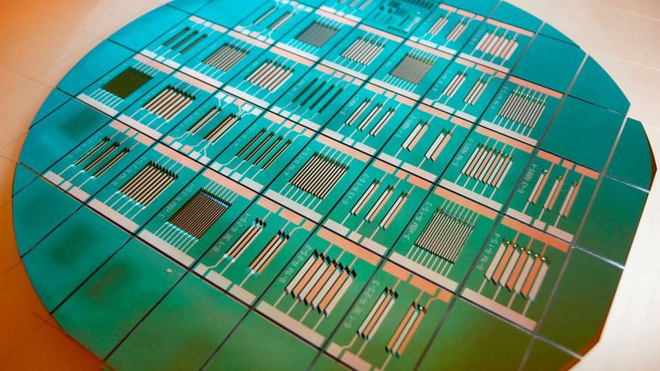 Die neue Prototypen-Linie für Mini-Batterien des Fraunhofer IZM erlaubt die Herstellung von Lithium-Mikrobatterien in verschiedenen Ausführungsformen mit Hilfe von Packagingprozessen der Mikroelektronik.