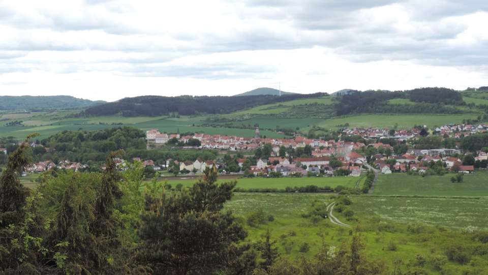 Geisa: Die Stadt auf dem Bergsporn ist noch vollständig von der mittel­alterlichen Stadtmauer umschlossen.