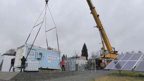 „Aufstellung der LOHC-Anlage von AREVA am bayerischen Speichertestzentrum des ZAE Bayern in Arzberg.