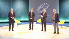 Bei der Preisvergabe in der Verti Music Hall in Berlin (von links): Bundespräsident Frank-Walter Steinmeier, Dr. Michael Kösters (Trumpf), Dr. Peter Kürz (Zeiss) und Dr. Sergiy Yulin (Fraunhofer IOF).