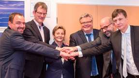 Vertragsunterzeichnung in Ajka, Ungarn: Gerold Grill, Managing Director SVI Austria; Dietrich Turck, Managing Director Escha; Gizella Zelity, Managing Director SVI Hungary; Bernd Odoj, COO duotec; Phlipp Mirliauntas, CSO duotec; Carsten Bremerskov, Vice President of Sales SVI Group (v.l.n.r).