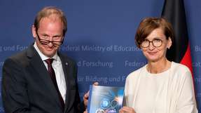 Prof. Constantin Häfner, Leiter der BMBF- Expertenkommission zur Laserfusion, übergab Bundesforschungsministerin Bettina Stark-Watzinger am 22. Mai 2023 das Memorandum zur laserbasierten Trägheitsfusion.