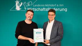 Julian Kaindl, Environmental Manager bei Netzsch, ist hier zusammen mit dem Mühldorfer Landrat Maximilian Heimerl bei der Urkundenübergabe zu sehen.