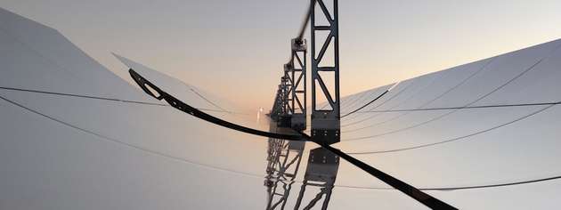 Parabolrinnenkollektor eines großen solarthermischen Kraftwerks: In industriellen Anwendungen können auch kleinere Kollektoren eingesetzt werden.