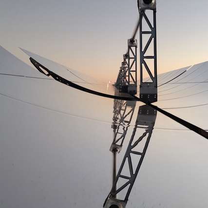 Parabolrinnenkollektor eines großen solarthermischen Kraftwerks: In industriellen Anwendungen können auch kleinere Kollektoren eingesetzt werden.