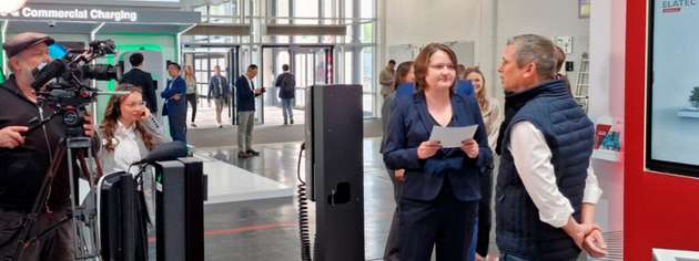 Am Stand präsentiert wurden drei Ladelösungen von Partnern, die auf Elatecs universellen Leser setzen, doch auch auf dem restlichen Messegelände steckte Elatecs Technologie in vielen Anwendungen – oft im Verborgenen.