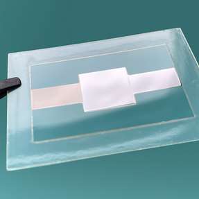 Elektrokalorische Polymerfolie mit geringer Schichtdicke für den Aufbau von Heiz- und Kühlelementen.