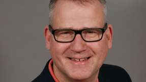 Stefan Bergstein ist Principal Chief Architect im Red Hat Field CTO Team mit einem Fokus auf innovative Open-Source-Softwarelösungen für die Fertigungs- und Automobilindustrie. Er ist ein Experte für IoT, Machine Learning und Cloud und verfügt über einen umfassenden Hintergrund in der Softwareentwicklung. Vor seiner Tätigkeit bei Red Hat arbeitete Stefan für ISVs als Softwarearchitekt mit Schwerpunkt auf IT- und Hybrid-Cloud-Management-Produkten. Darüber hinaus sammelte er praktische Erfahrungen in der Fertigung in der Luftfahrt- und Prozessindustrie.