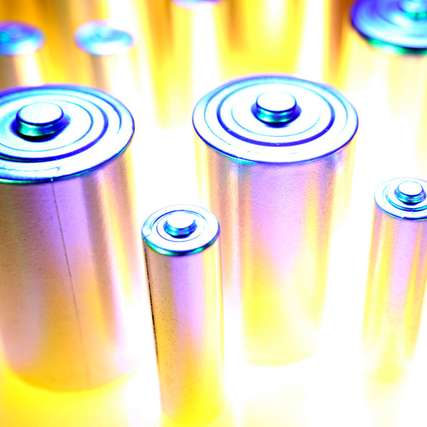 Natrium-Ionen-Batterien gelten als vielversprechende Alternative zu Lithium-Ionen-Technologien, vor allem aufgrund besserer Verfügbarkeit der Rohstoffe und potenziell geringeren Umweltwirkungen.