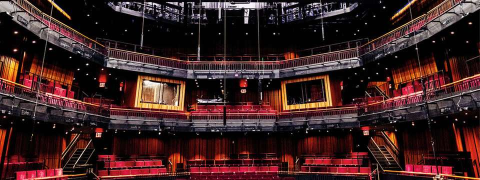 Die flexible Bühnentechnologie von Flyhouse kann die Hauptbühne des PAC NYC verwandeln, Bühnenelemente bewegen und Darsteller sicher durch die Luft fliegen lassen.