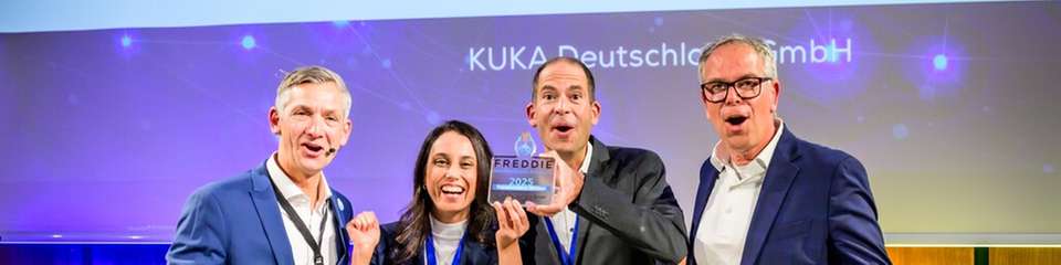 Die Sieger von Kuka nehmen ihren FREDDIE – Der Industrial AI Award entgegen.