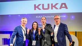 Die Sieger von Kuka nehmen ihren FREDDIE – Der Industrial AI Award entgegen.