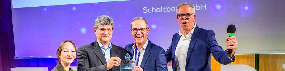 Die Sieger von Schaltbau nehmen ihren FREDDIE – Der Industrial AI Award entgegen.