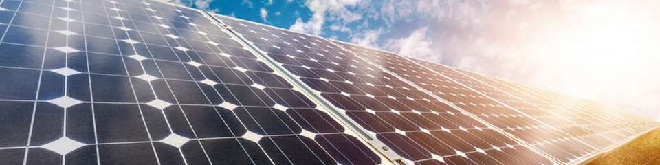 Die Zwischenschicht erhöht die strukturelle Stabilität beider Schichten, aber ganz besonders in der C60-Schicht. Dadurch wird diese gleichmäßiger und kompakter.