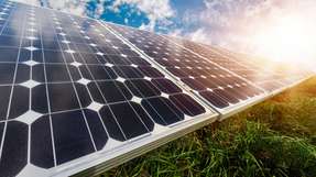 Die Zwischenschicht erhöht die strukturelle Stabilität beider Schichten, aber ganz besonders in der C60-Schicht. Dadurch wird diese gleichmäßiger und kompakter.