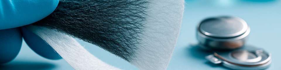 Faserbasierte Silizium-Anode auf vliesartigem Träger: Die Struktur gleicht Volumenänderungen aus und ermöglicht höhere Energiedichten in Lithium-Ionen-Batterien.