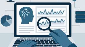 Visualisierung eines modernen Serverraums mit vernetzten Systemen – Symbol für Observability, IT-Monitoring und den Schutz vor teuren Ausfällen in digitalen Infrastrukturen.